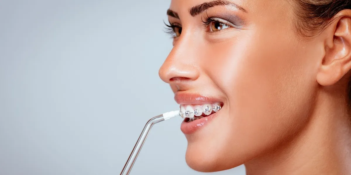 Narzędzia zakazane do usuwania jedzenia z dziąseł