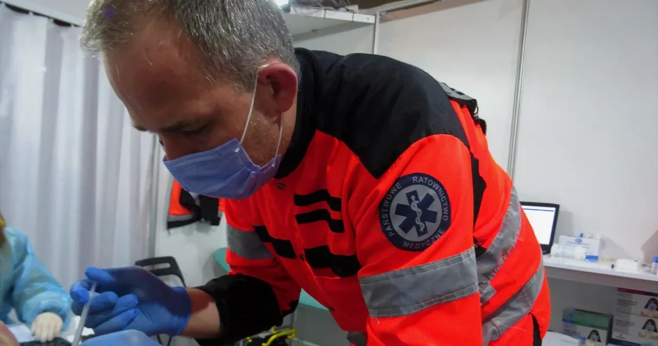 Ratownik medyczny wykonujący szczepienie