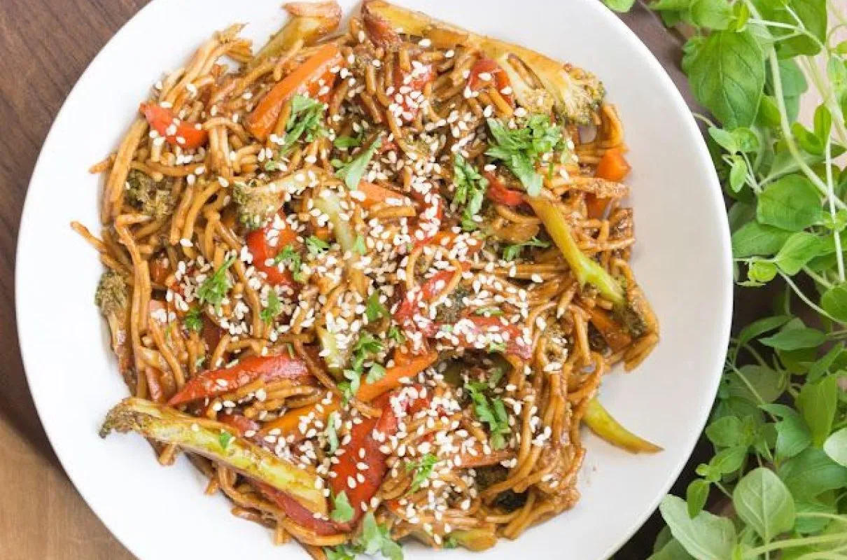 danie stir-fry z makaronem sojowym