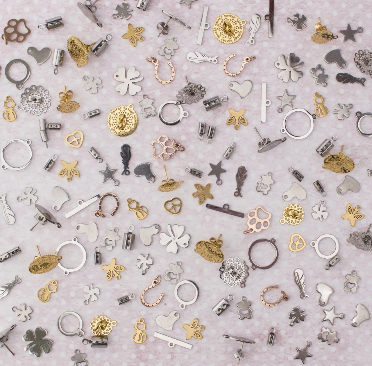 segregacja biżuterii według typu i materiału