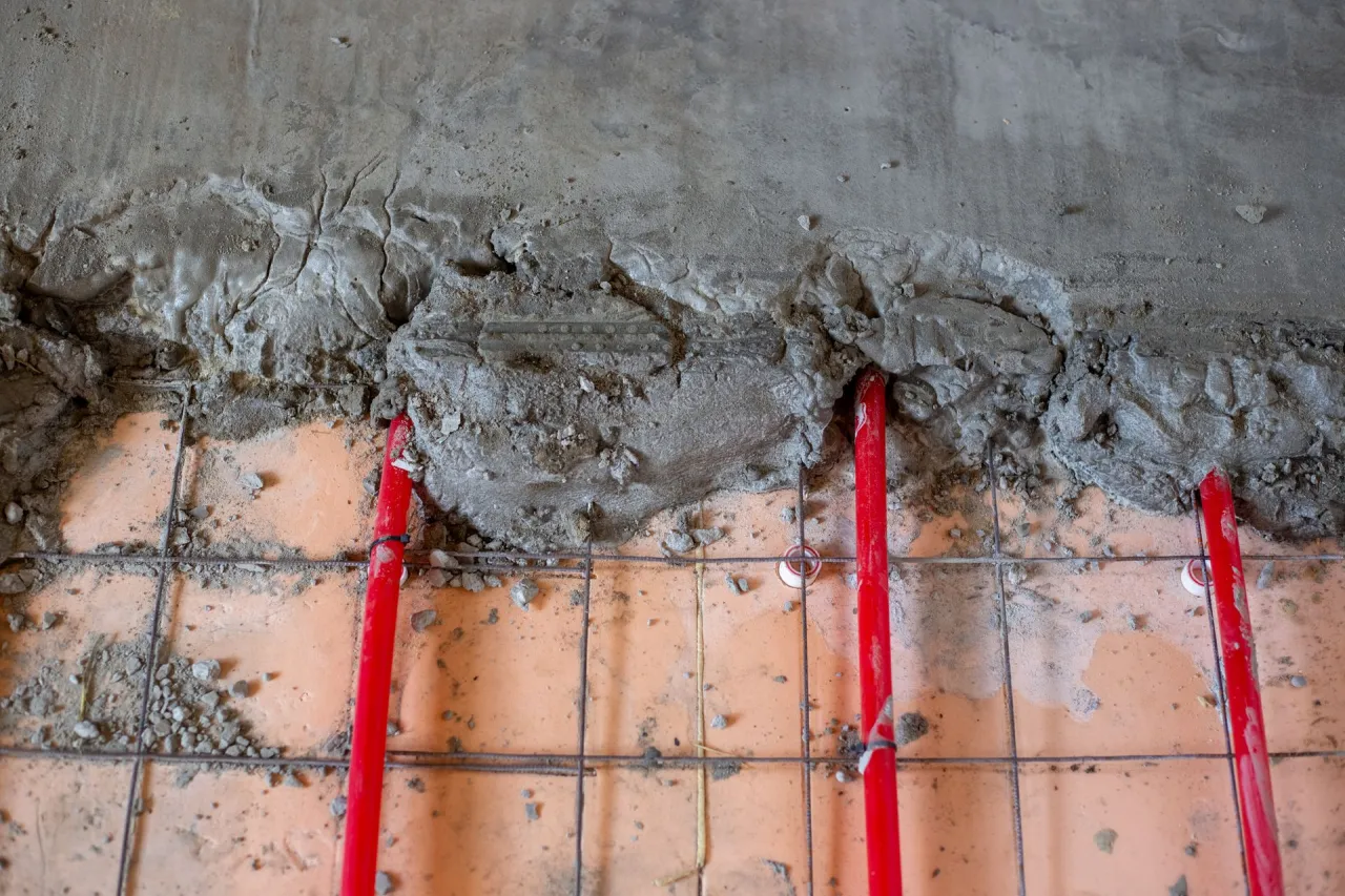 Układanie rur ogrzewania podłogowego przed wylaniem cementu. Jaki cement na wylewki będzie najlepszy?