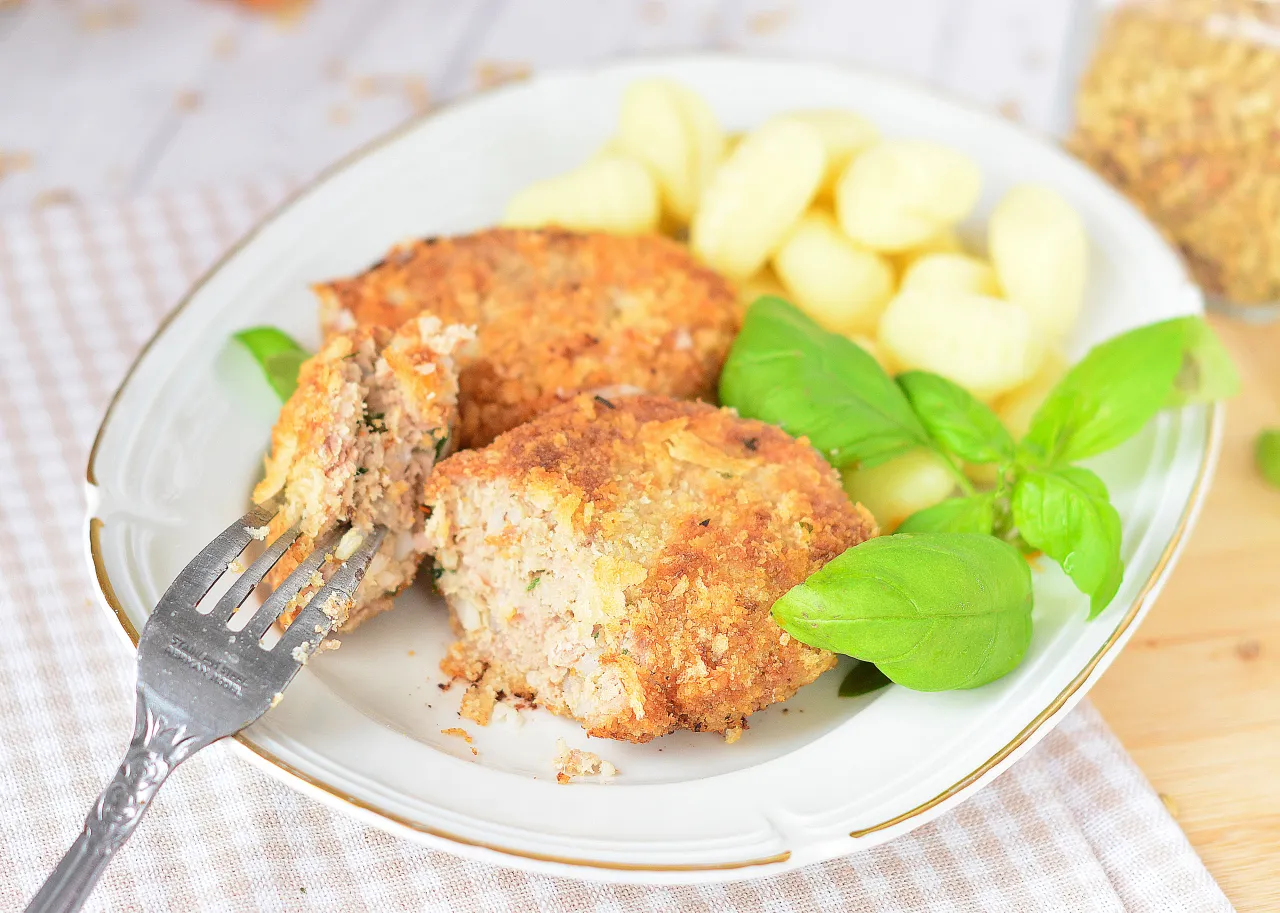 soczyste kotlety mielone drobiowe na talerzu