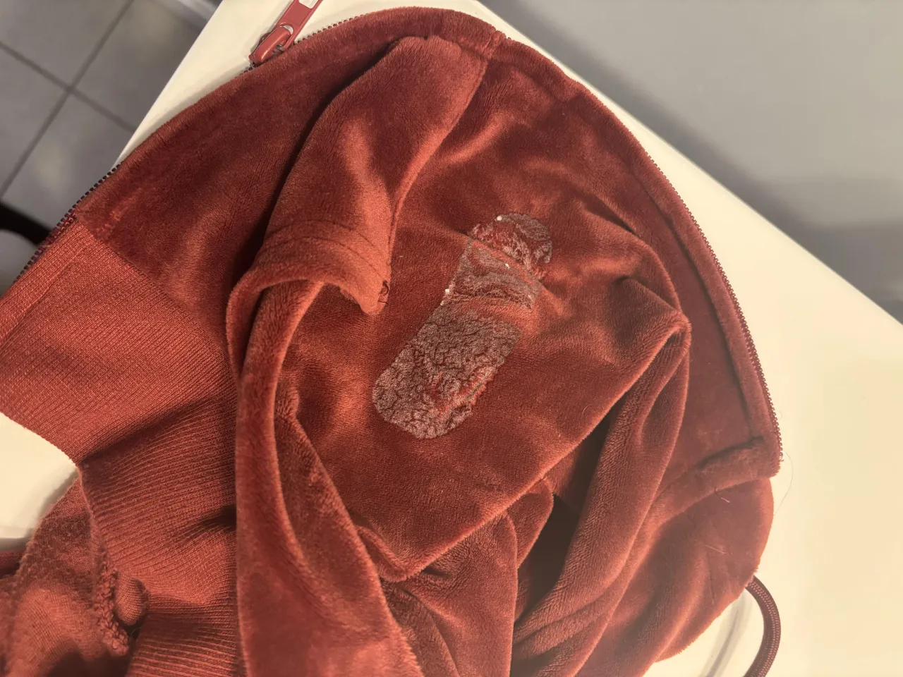 bluza z plamą kleju