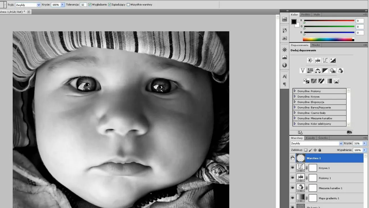 Jak zrobić czarno białe zdjęcie w Photoshop? Widok okna programu z portretem dziecka i panelami edycji.
