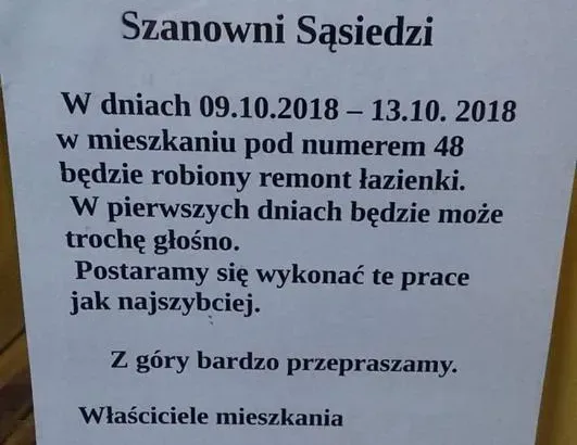 sąsiedzi rozmawiają o remoncie na klatce schodowej
