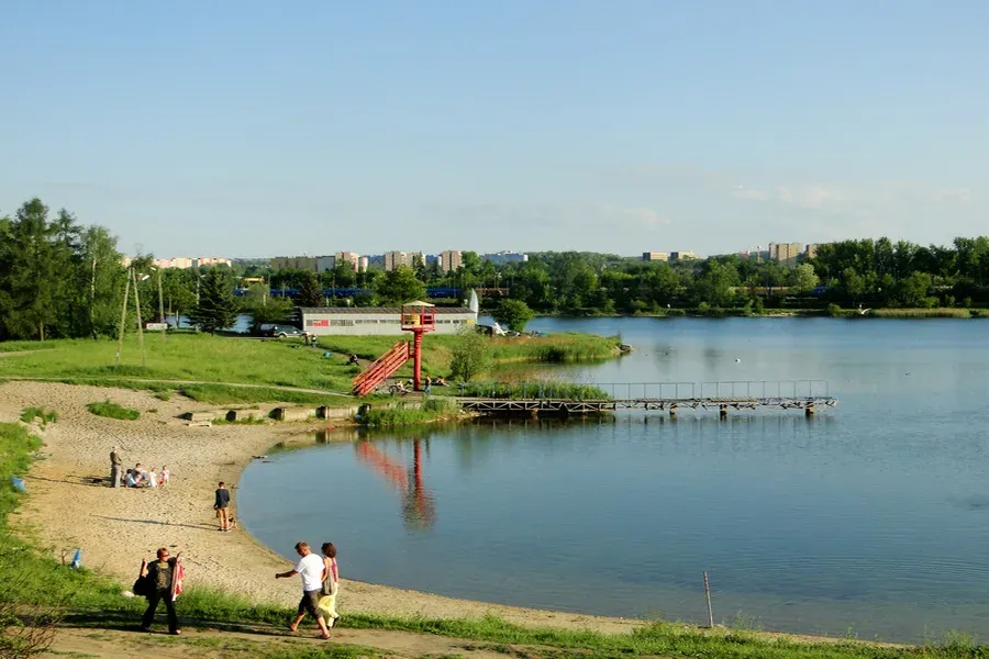 Zalew Kryspin&oacute;w plaża sporty wodne