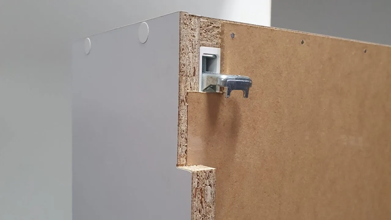 montaż szafek kuchennych na szynie krok po kroku