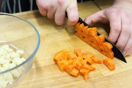 krojenie warzyw w kostkę do sałatki jarzynowej, gotowane warzywa pokrojone