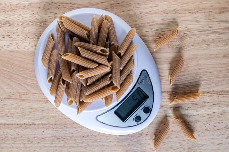 K&uuml;chenwaage mit einer Portion trockener Spaghetti