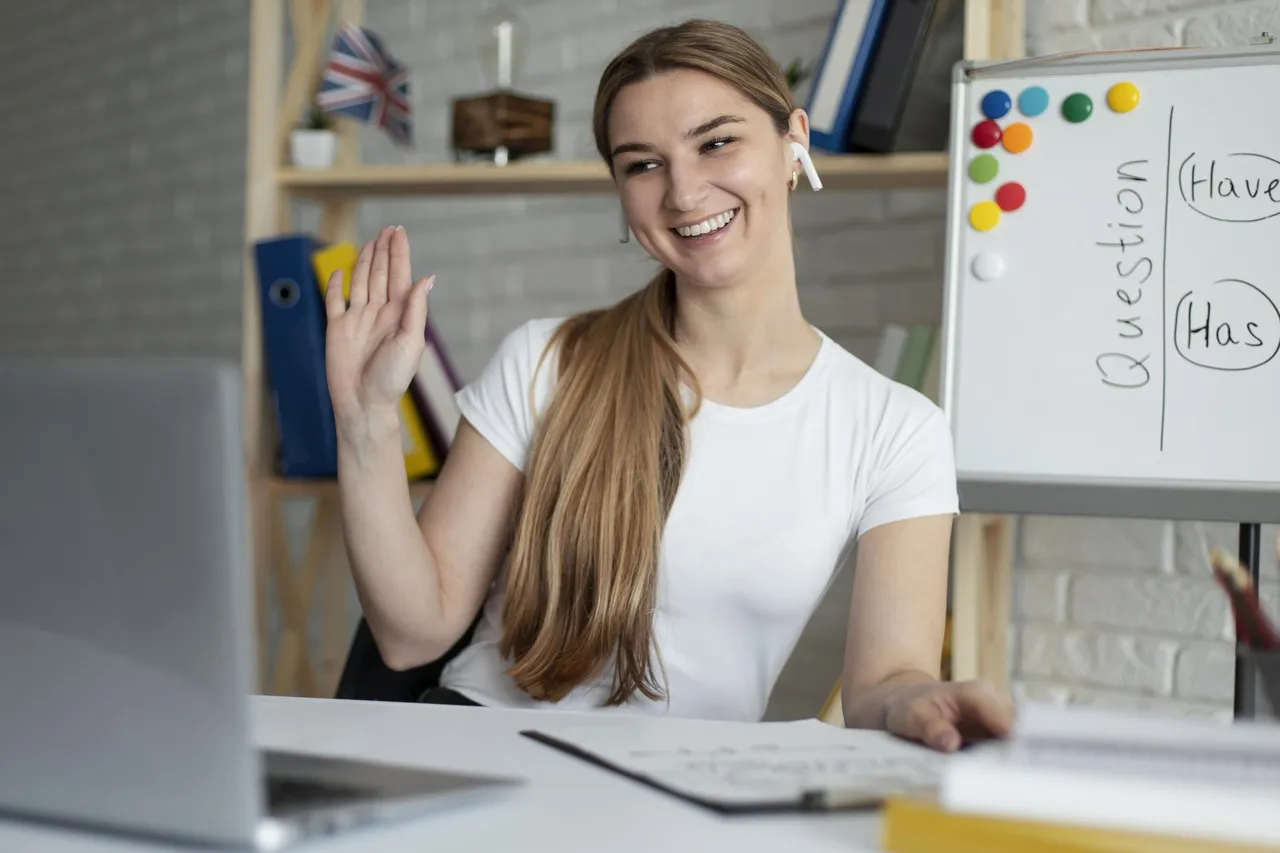 kobieta uczy się online, studia podyplomowe, kursy zawodowe