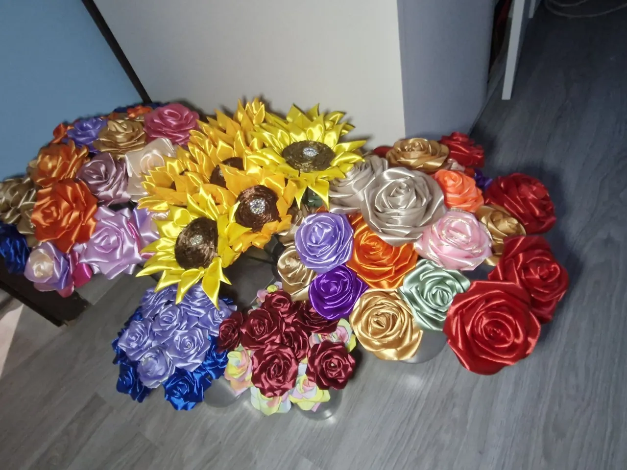 kwiaty ze wstążki atłasowej różne rodzaje