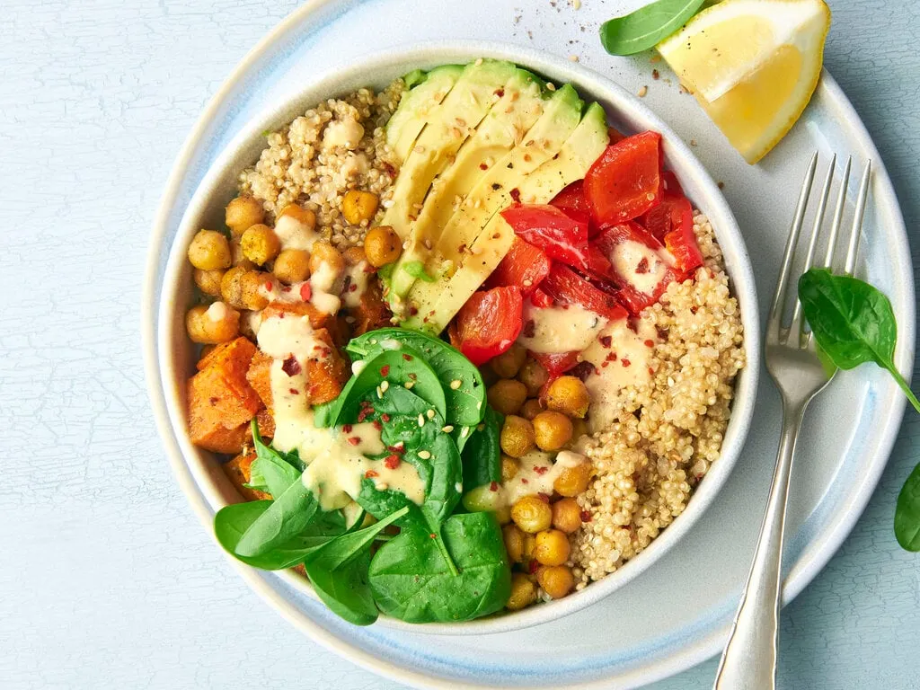Bunte vegetarische Bowl mit Kichererbsen, Quinoa und N&uuml;ssen