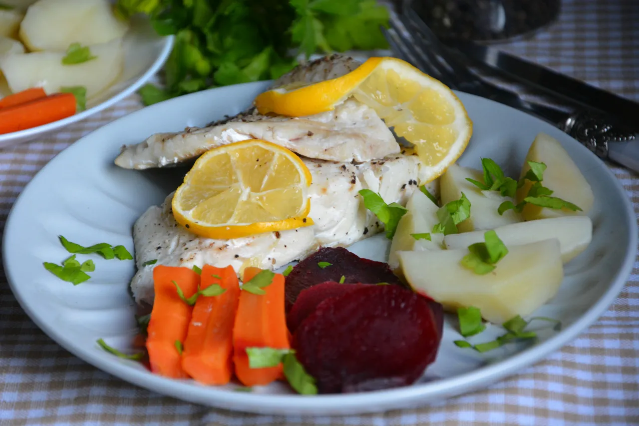 Dorsz na parze z warzywami