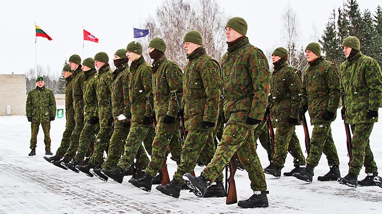 polscy żołnierze w koszarach rozmowa