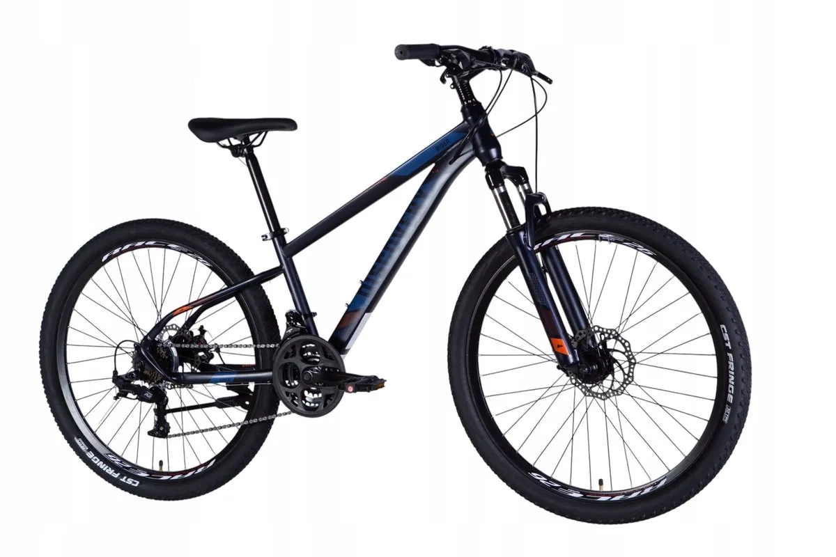 Ciemnogranatowy rower g&oacute;rski z pomarańczowymi akcentami, idealny jako rower dla 13 latka. Posiada amortyzator i hamulce tarczowe.