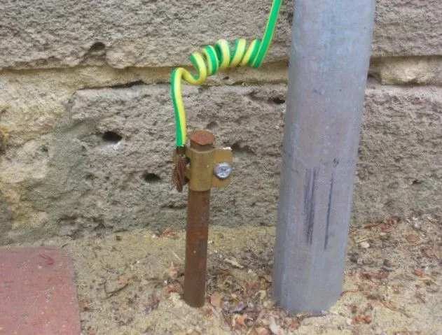 Zdjęcie Jak podłączyć uziemienie w starej instalacji i uniknąć niebezpieczeństw