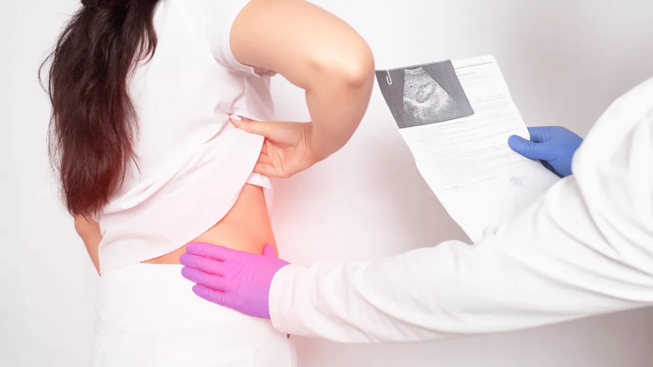 Kobieta rozmawiająca z urologiem