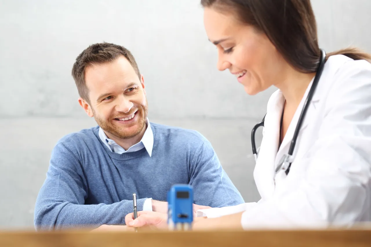 Lekarz medycyny pracy i pacjent rozmawiający o badaniach do pracy