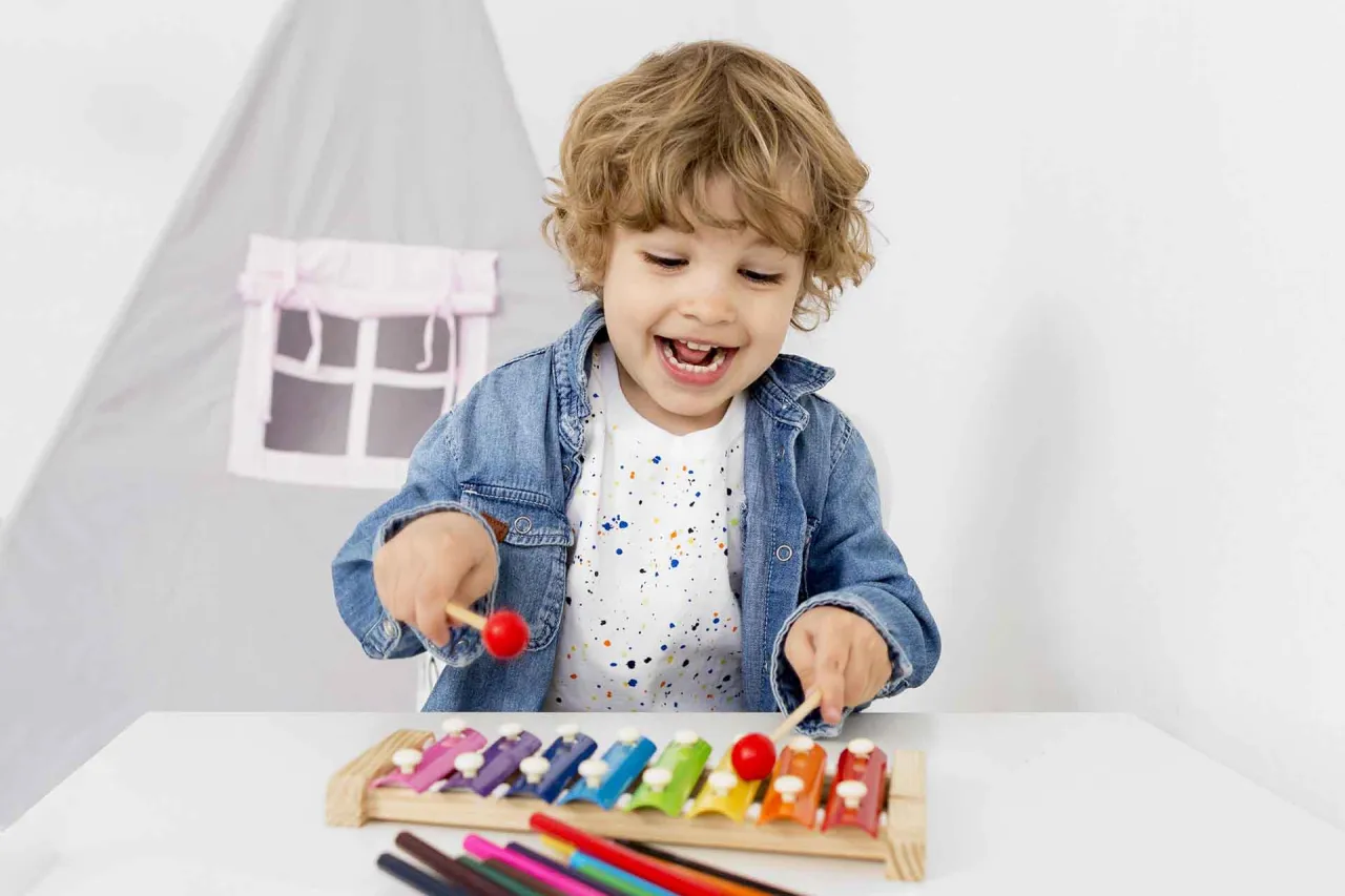 Dzieci słuchające muzyki klasycznej w przedszkolu