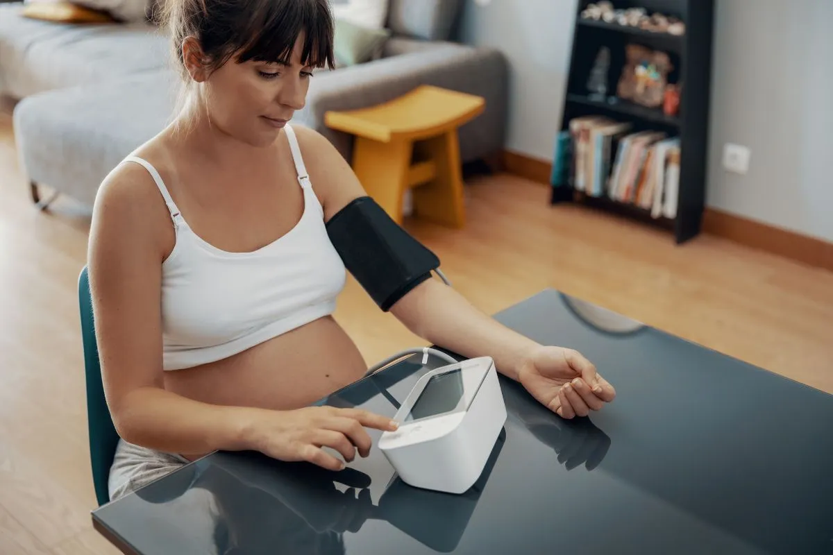 kobieta w ciąży mierząca ciśnienie