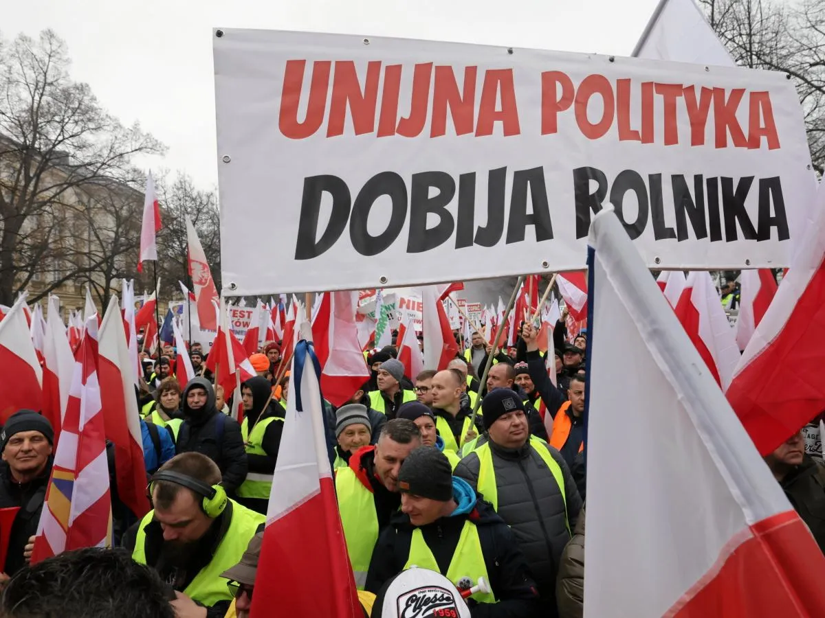 Tłum protestuje pod transparentem 