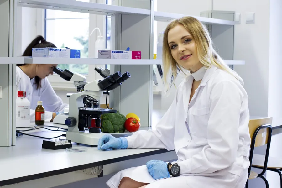 Biolog w laboratorium badawczym