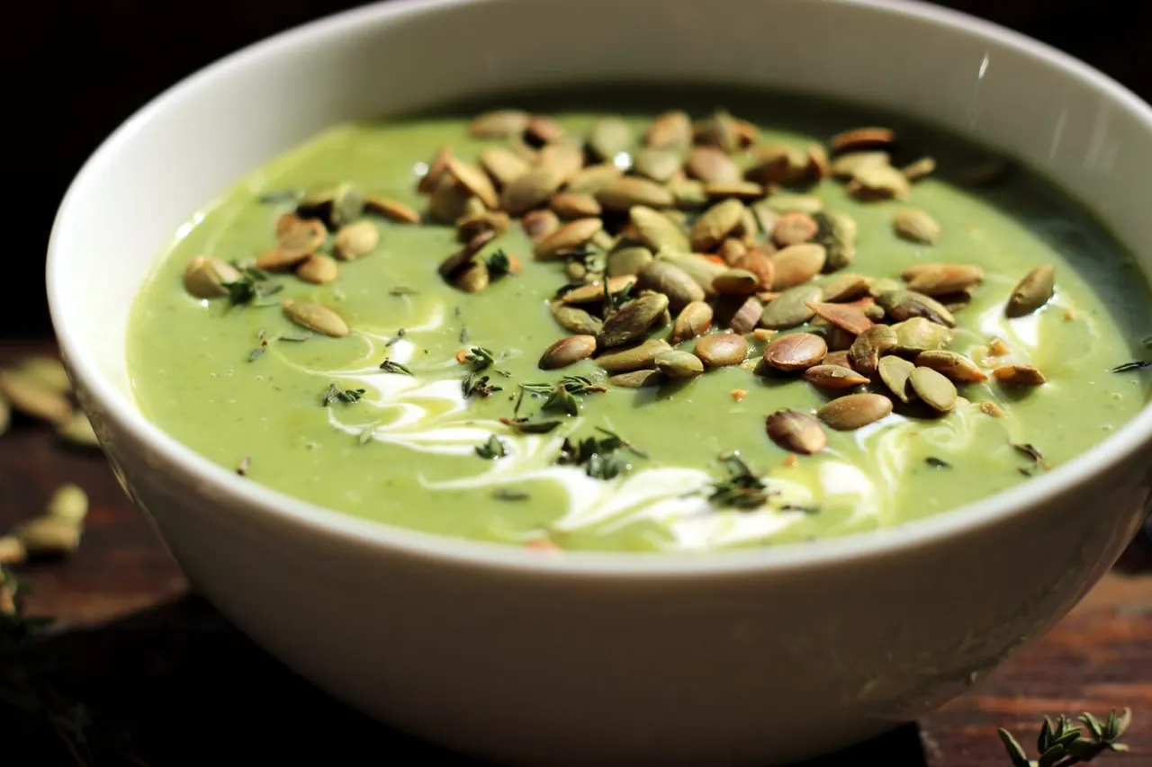 Kolorowe zupy kremy, krem z dyni, krem z brokułów