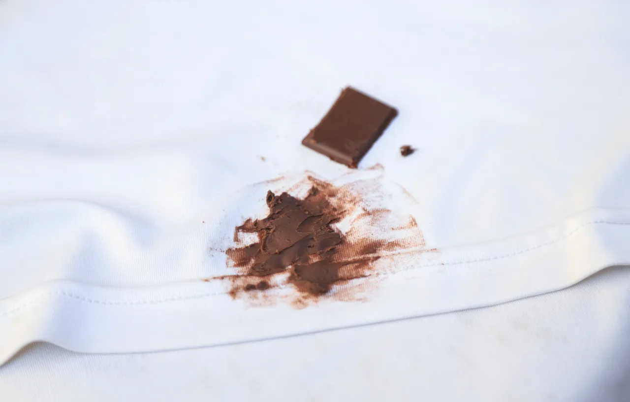 jak zeskrobać czekoladę z bluzki