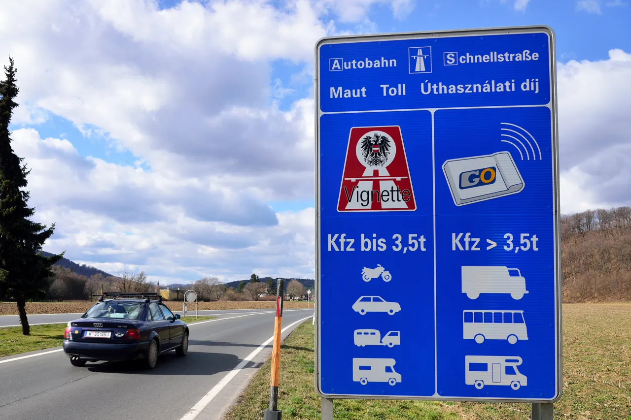 Znak drogowy w Austrii informuje o opłatach za autostrady i drogi szybkiego ruchu. Podróżując samochodem po Austrii, warto zwrócić uwagę na winiety.