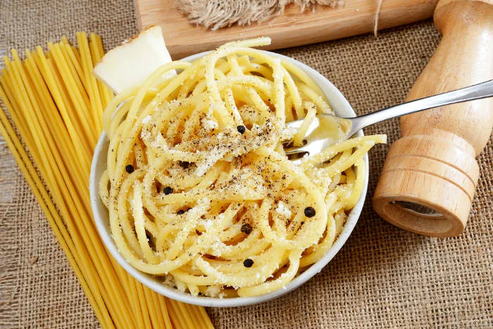 rodzaje makaronu do cacio e pepe spaghetti tonnarelli bucatini
