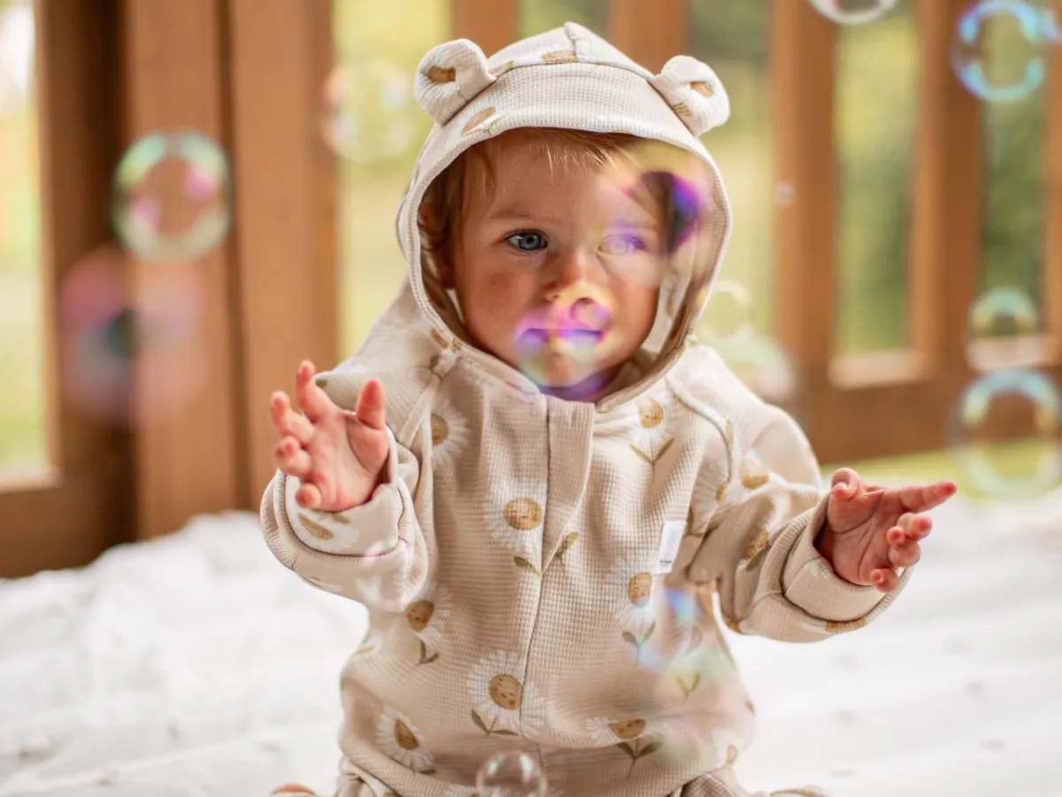 praktyczne cechy kombinezonu dla niemowlaka