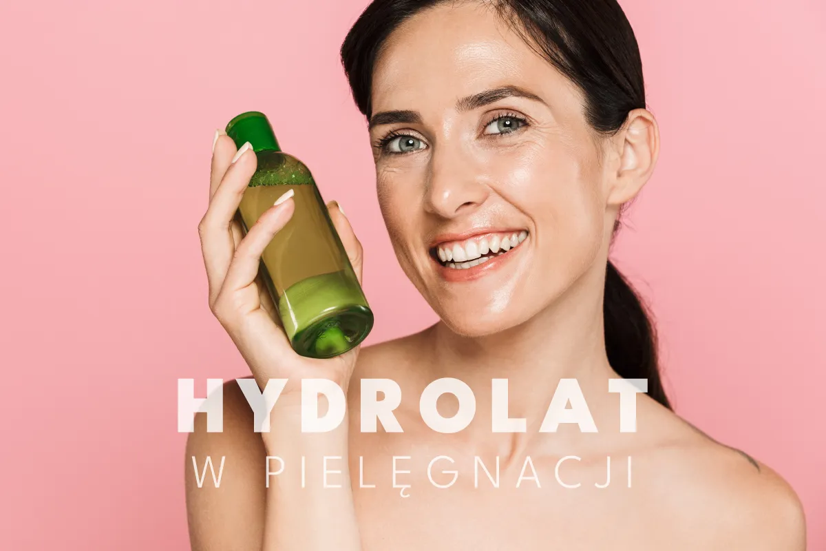 kobieta z cerą trądzikową używająca hydrolatu