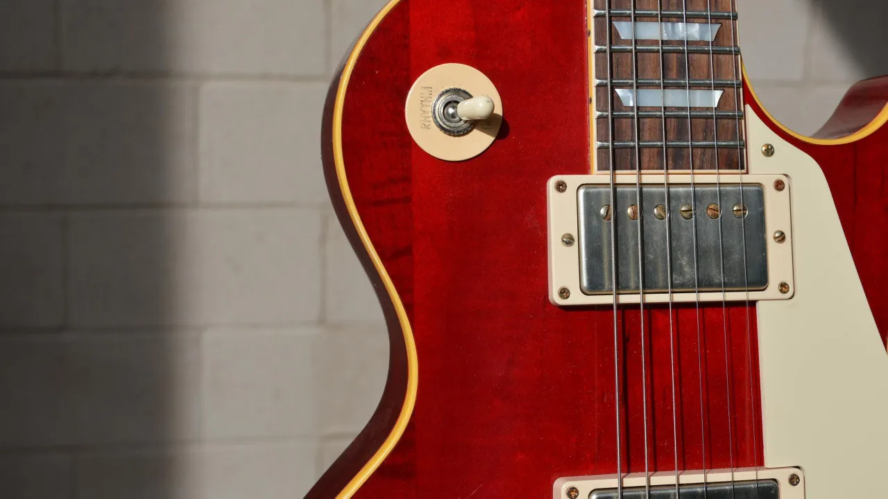 Eric Clapton grający na gitarze Gibson Les Paul Lucy