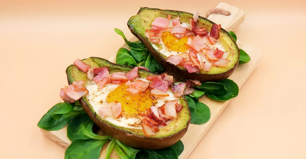 Jajka zapiekane w awokado z bekonem