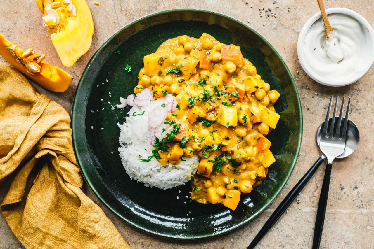 W&uuml;rziger K&uuml;rbis-Kichererbsen-Curry mit Kokosmilch