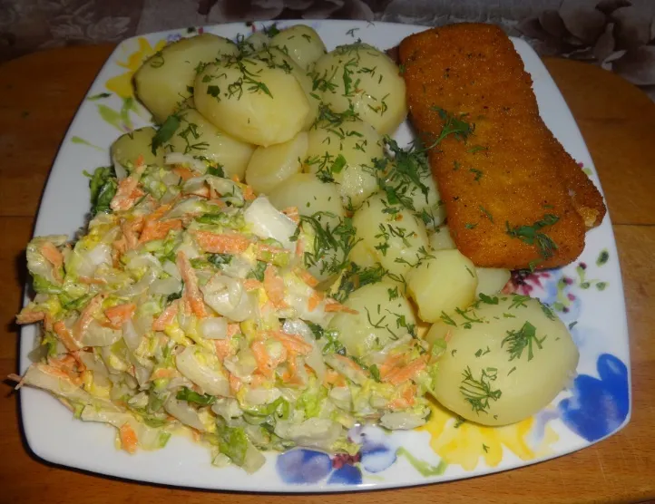 Smażony dorsz z ziemniakami i sur&oacute;wką