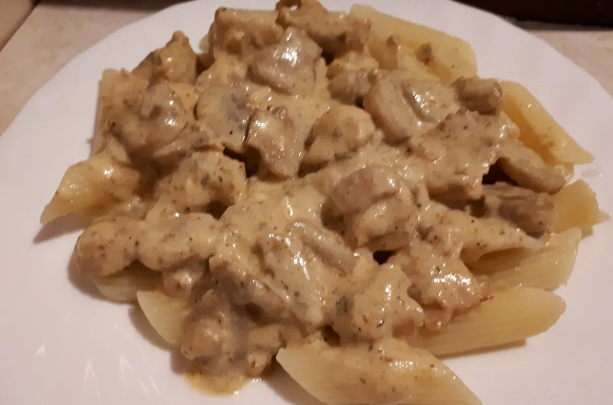 Penne z kurczakiem i kremowym sosem pieczarkowym. Idealne danie, które świetnie pasuje do sosu pieczarkowego.