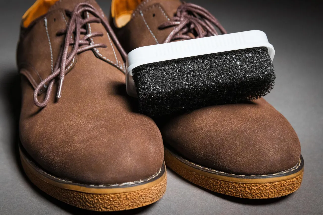 jak usunąć plamy z zamszu tłuszcz s&oacute;l woda