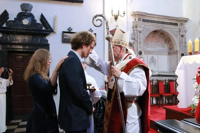 Para dorosłych przygotowująca się do bierzmowania w kościele