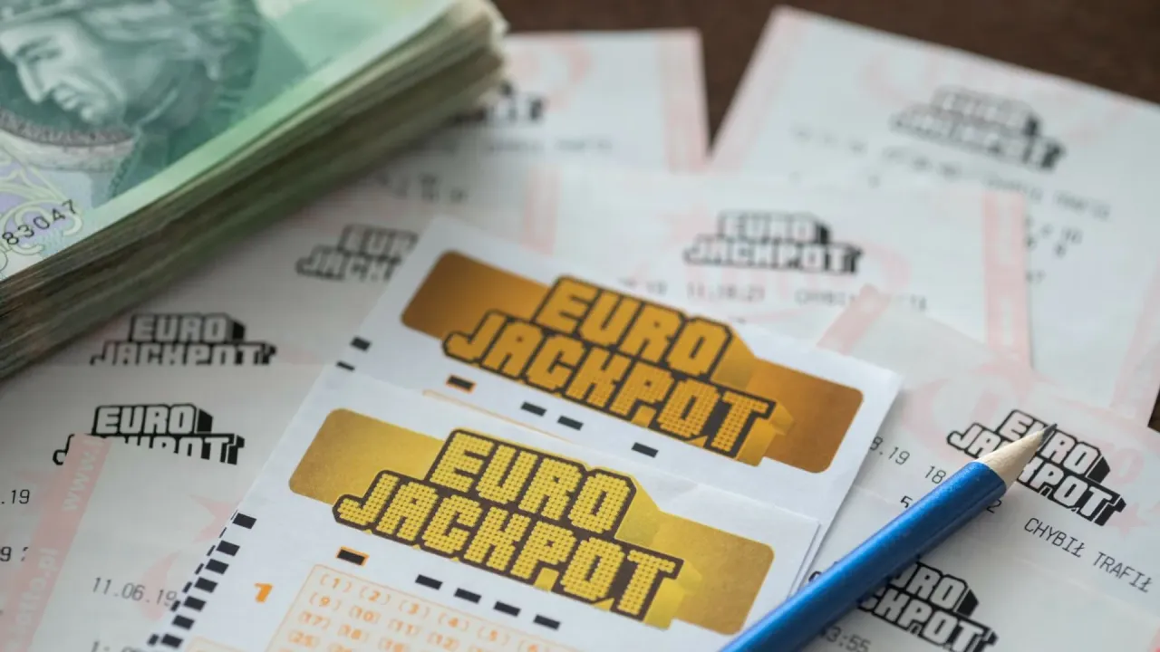 Kupony Eurojackpot i stos banknot&oacute;w. Zastanawiasz się, eurojackpot ile za 2 z 12?