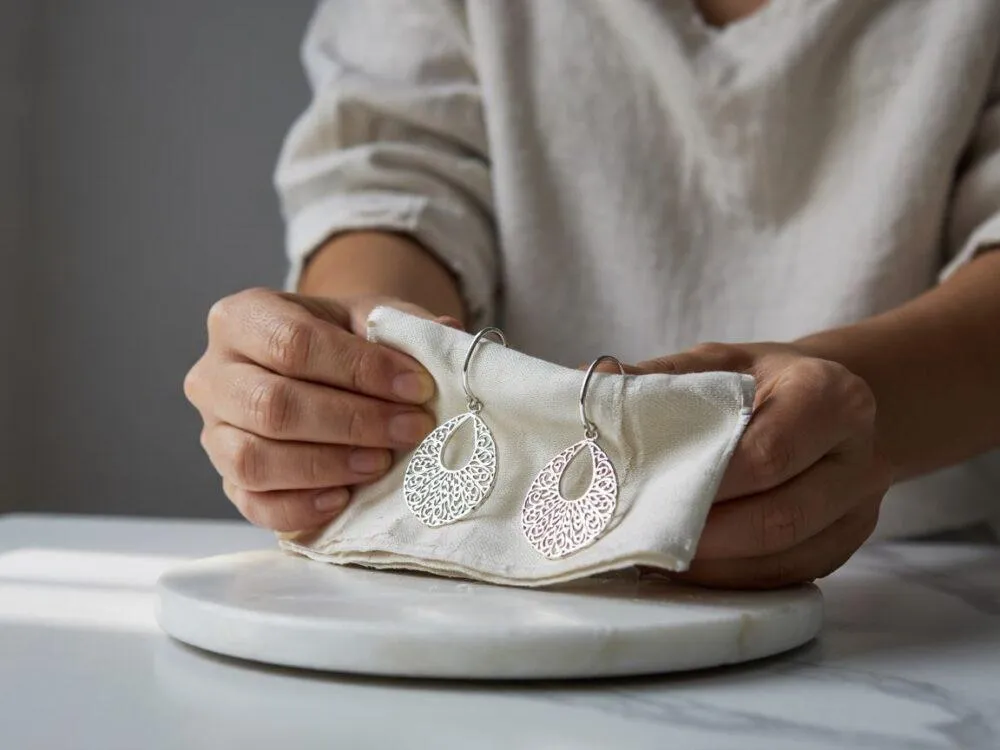 srebrne kolczyki przed i po czyszczeniu