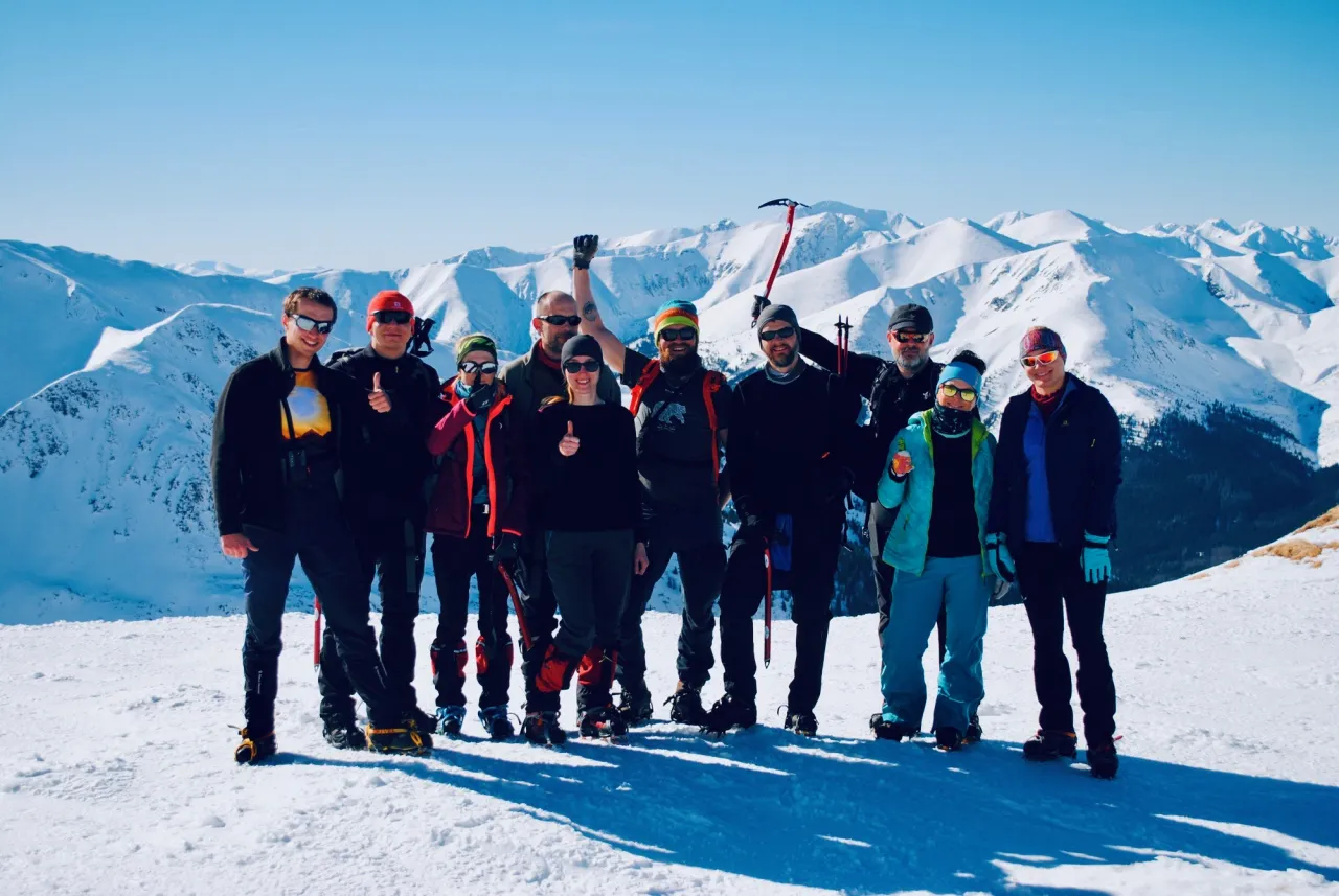 Turyści zimą na szlaku na Kasprowy Wierch