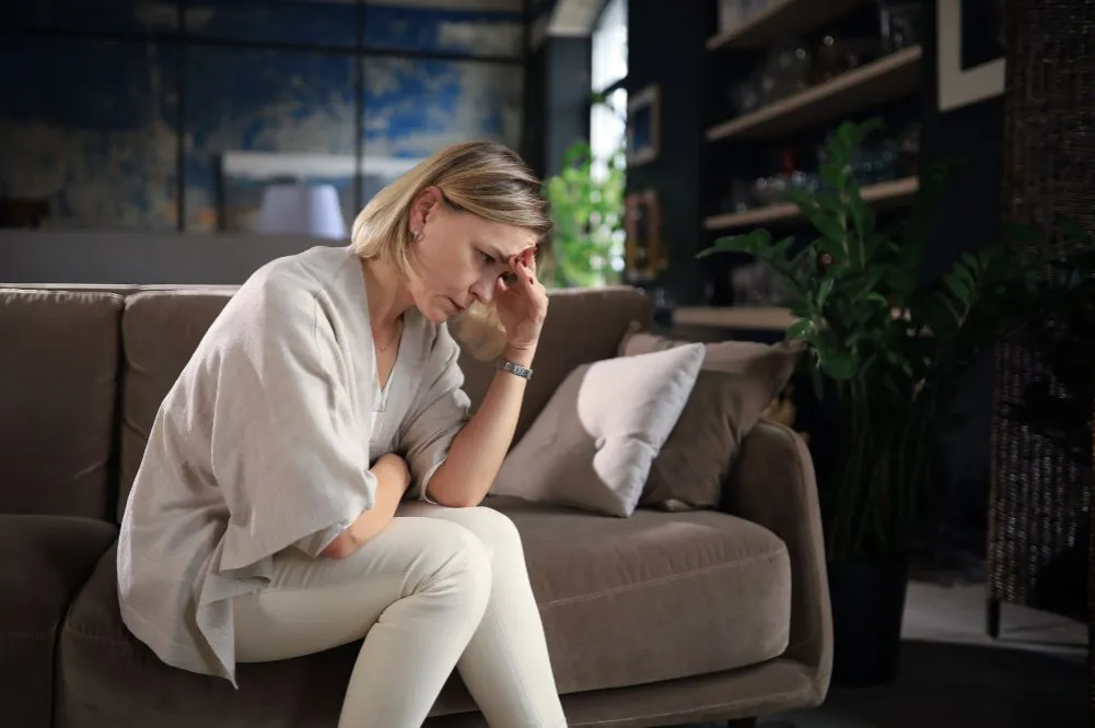 starsza para rozmawiająca poważnie, kryzys wieku średniego, puste gniazdo