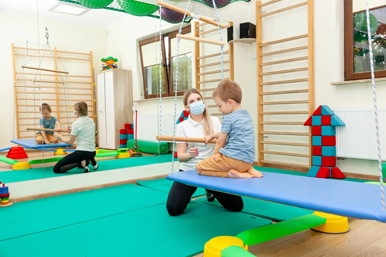 terapeuta integracji sensorycznej z dzieckiem, gabinet SI