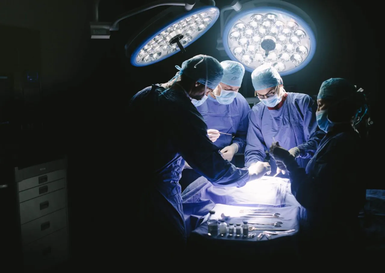 chirurg ogólny w pracy sala operacyjna