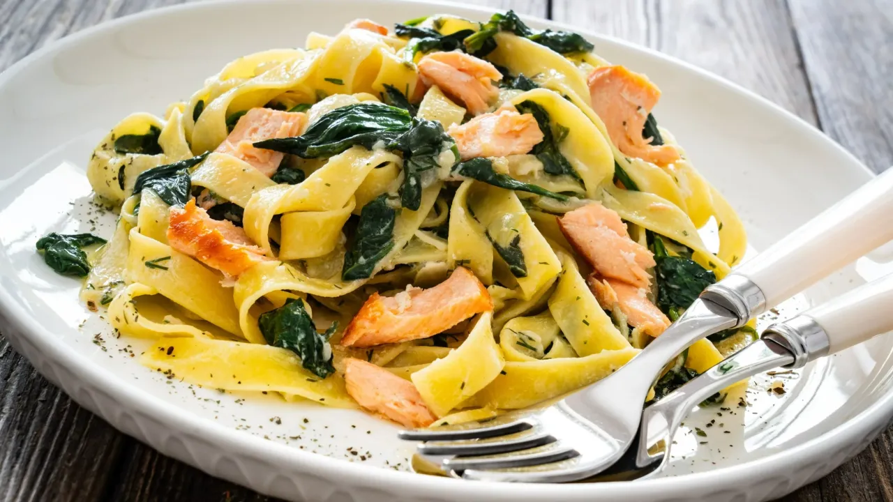 szybki obiad ze szpinakiem, makaron ze szpinakiem w 20 minut