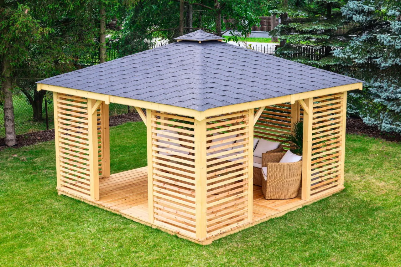 Nowoczesna altana sześciokątna w ogrodzie