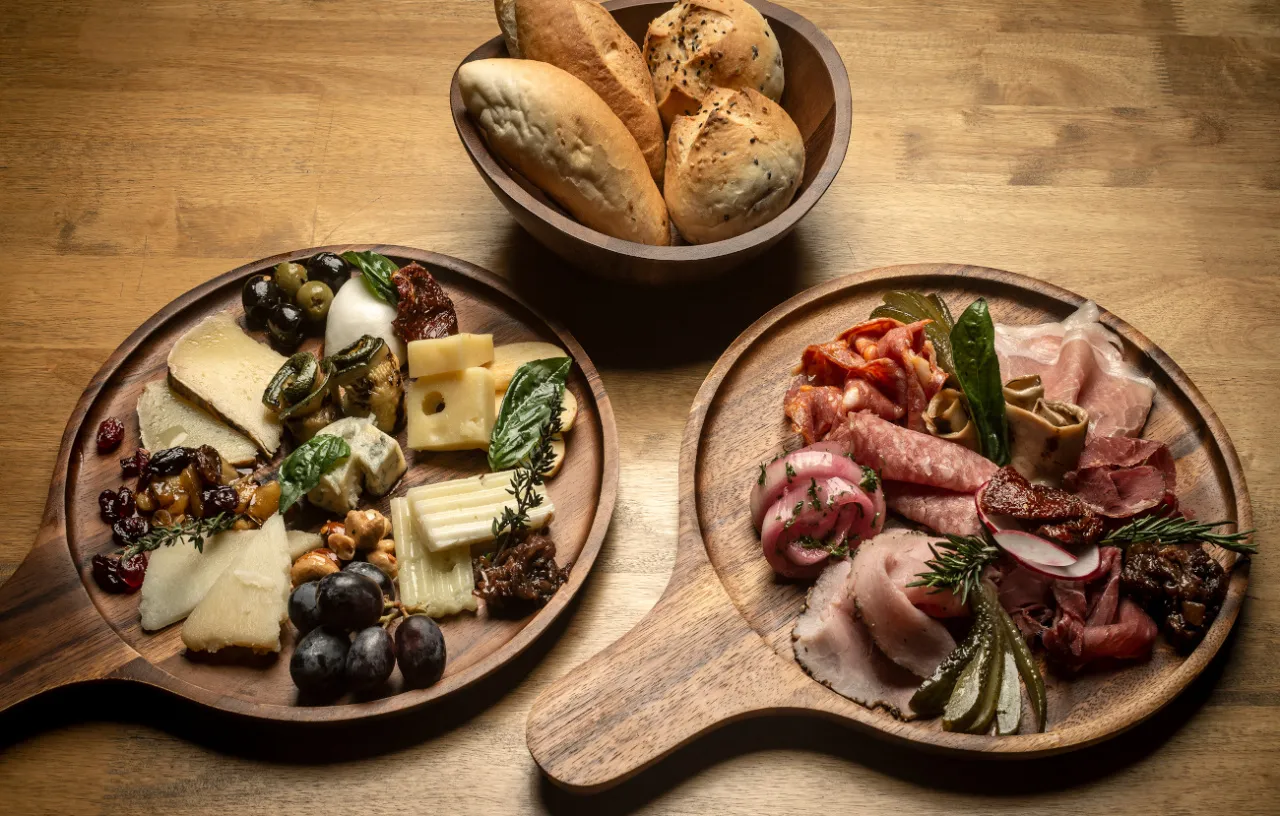 Estetyczne podawanie jedzenia na stole