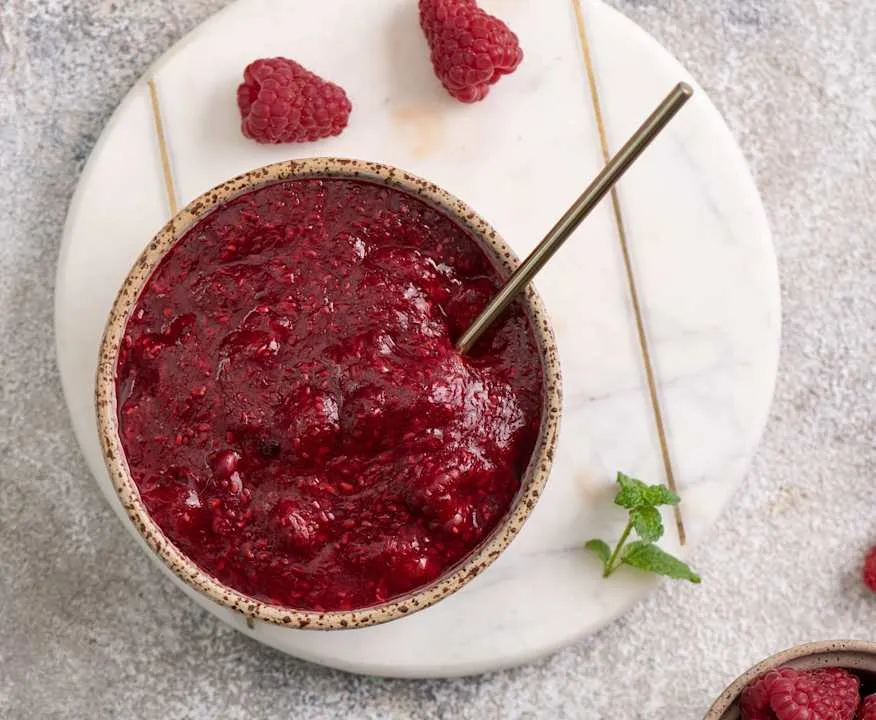 frużelina malinowa w miseczce