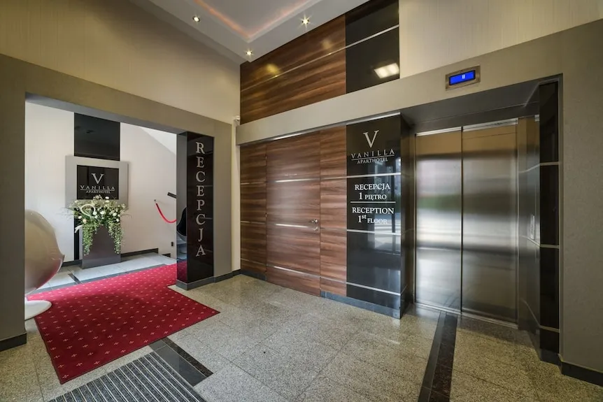 hotel recepcja vs aparthotel wejście